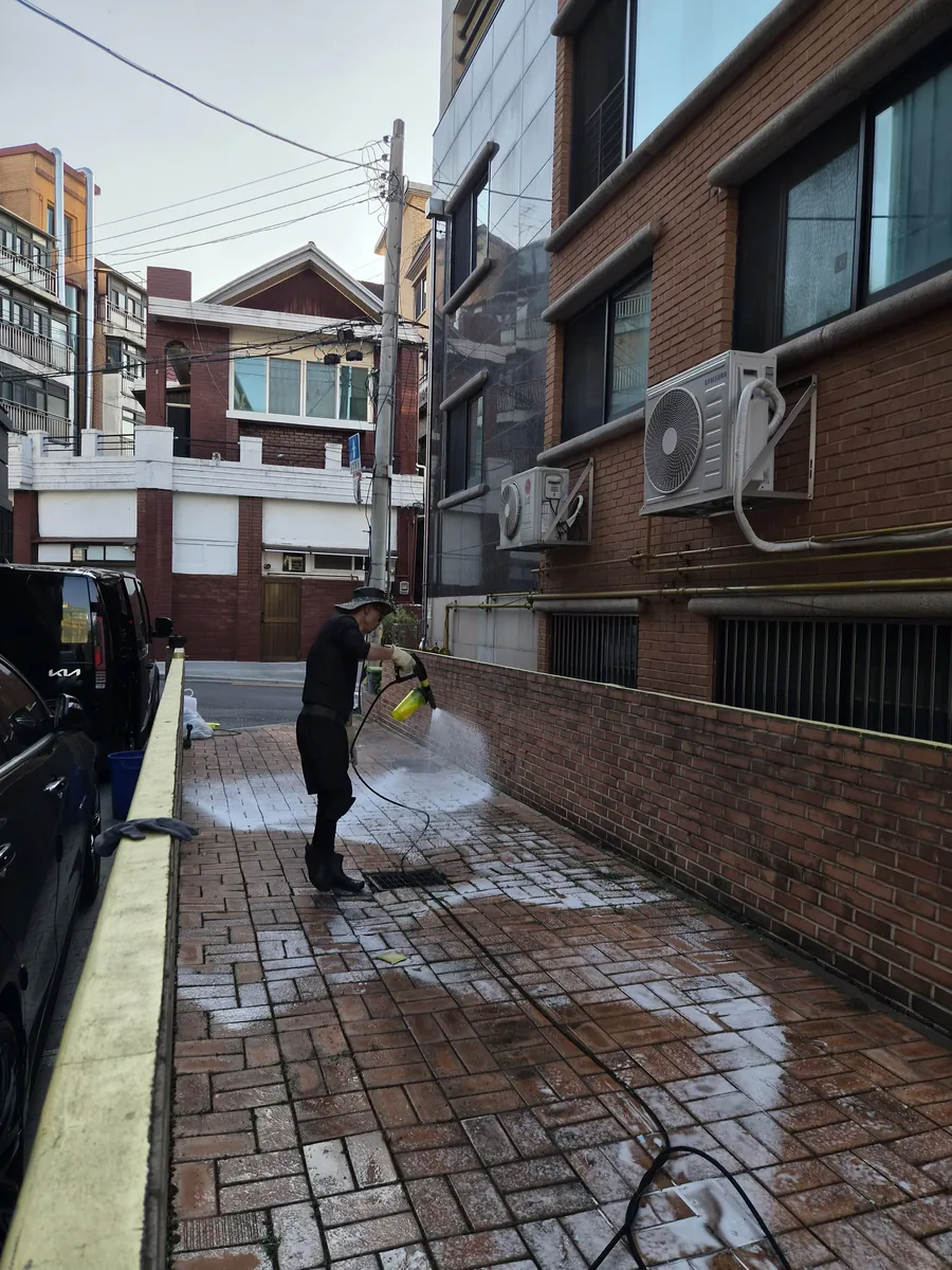 기름 오염 통로 벽돌 바닥을 절반 세척한 전후 대비 — 물청소·고압세척