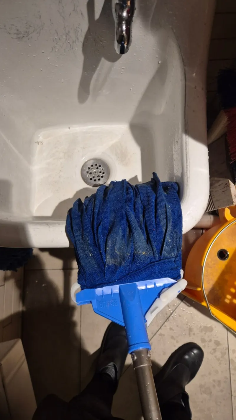 당일 긴급 청소 전 — 공간 전체 오염