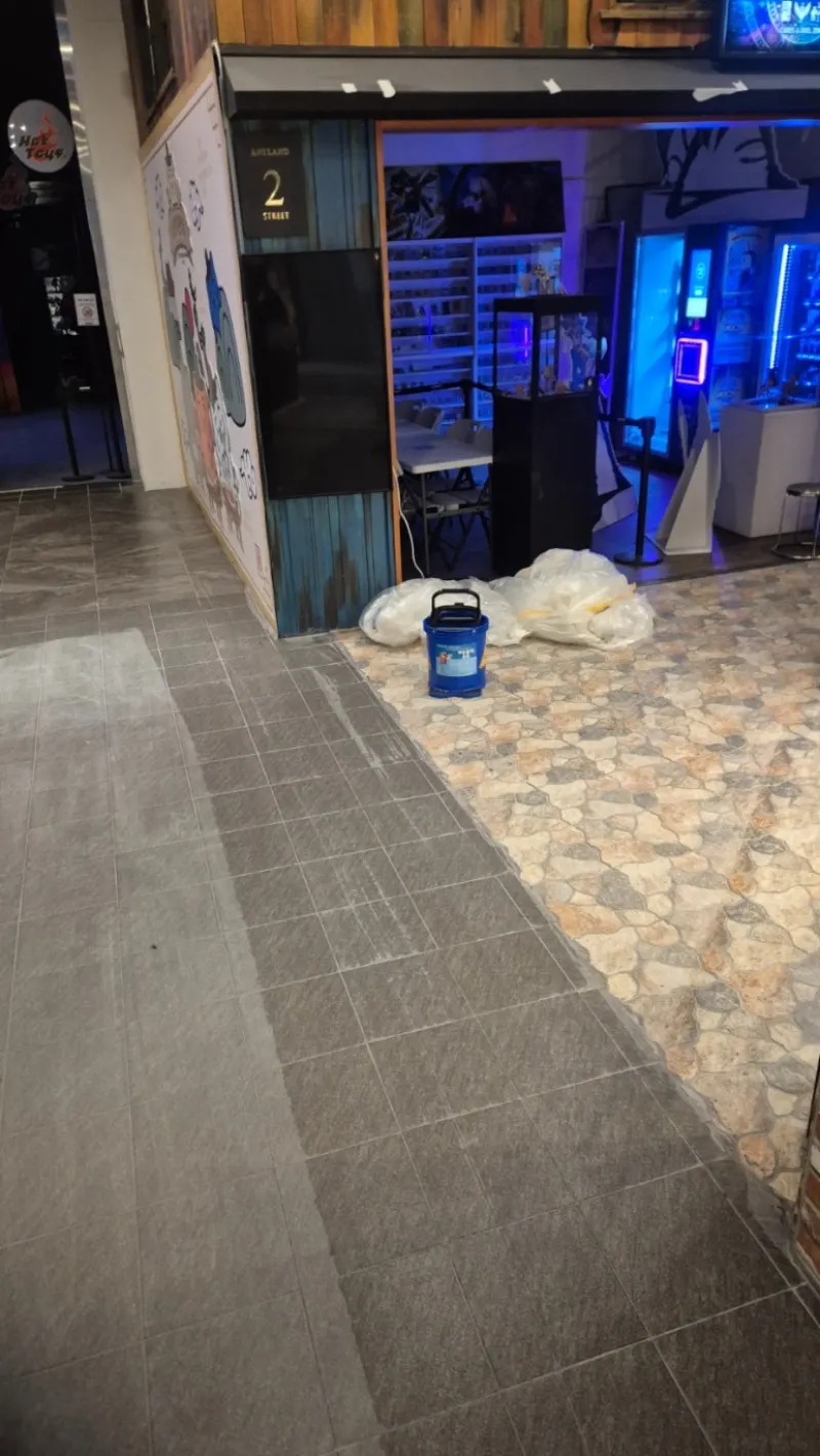 긴급 출동 현장 오염 상태 — 바닥 전체 오염