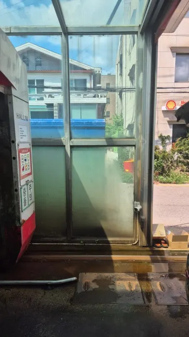 선룸 백화 제거 작업 중 — 유리면 백화 얼룩을 약품·세정으로 풀어내는 작업