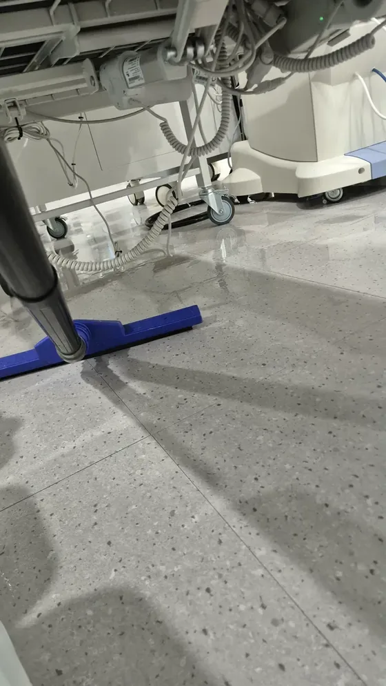 카페 헤링본 바닥 세정 완료