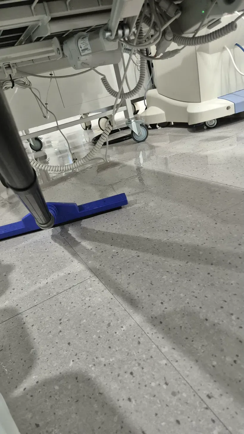 카페 헤링본 바닥 세정 완료