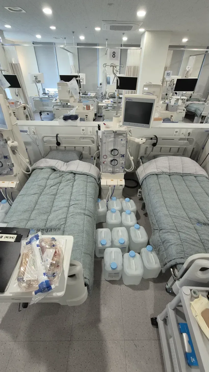 카페 헤링본 바닥 테라조 경계 세정 완료