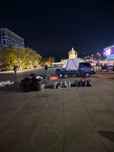 새벽 작업 완료 후 깨끗한 광장