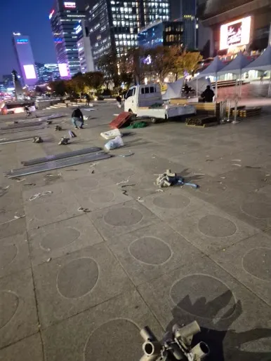 새벽 철거 작업 현장 조명 아래