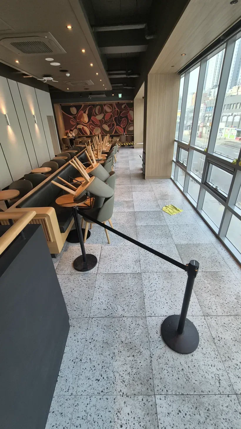 병원 복도 타일 바닥 세정 완료