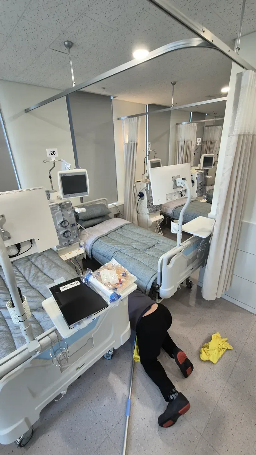 병원 투석실 전경 의료장비 침대 사이 바닥 오염