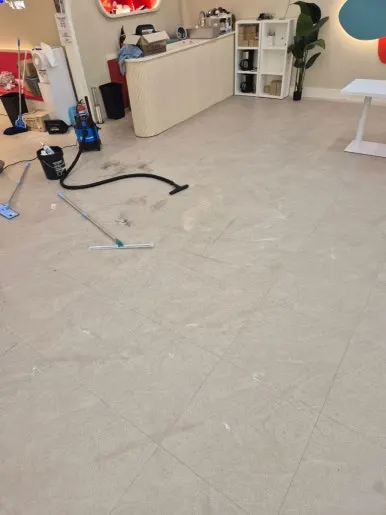 파티장 바닥 오염 상태