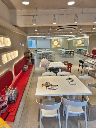 파티장 청소 후 내부