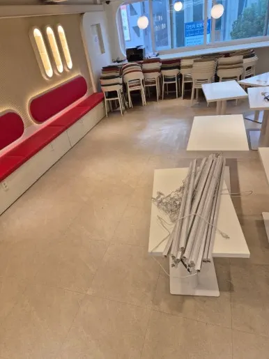 파티장 청소 전 내부