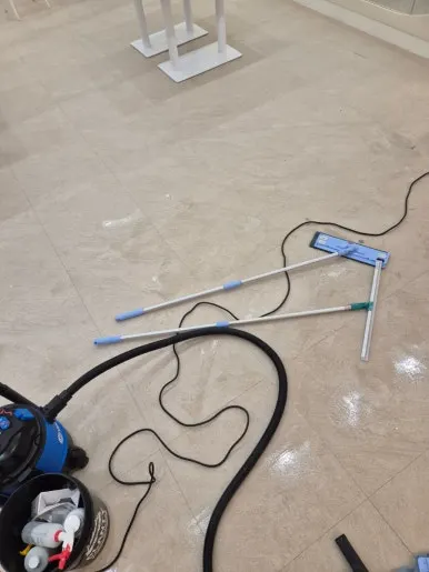 파티장 바닥 세정 작업