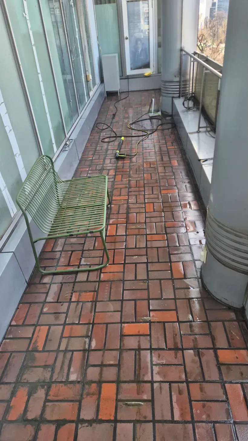 대학로 건물 베란다 벽돌바닥 오염 고압세척 장비