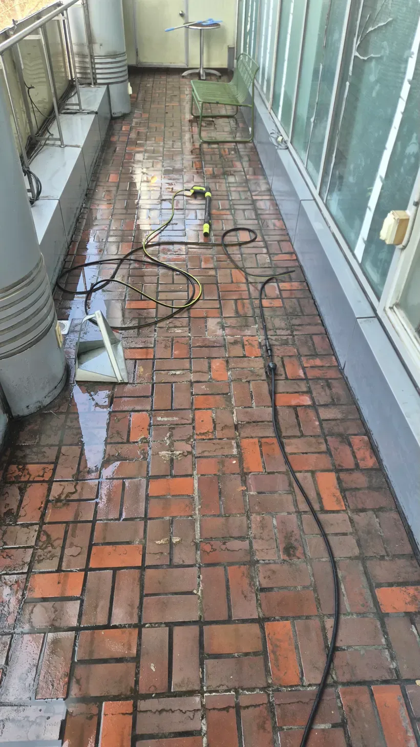 대학로 벽돌바닥 오염 클로즈업