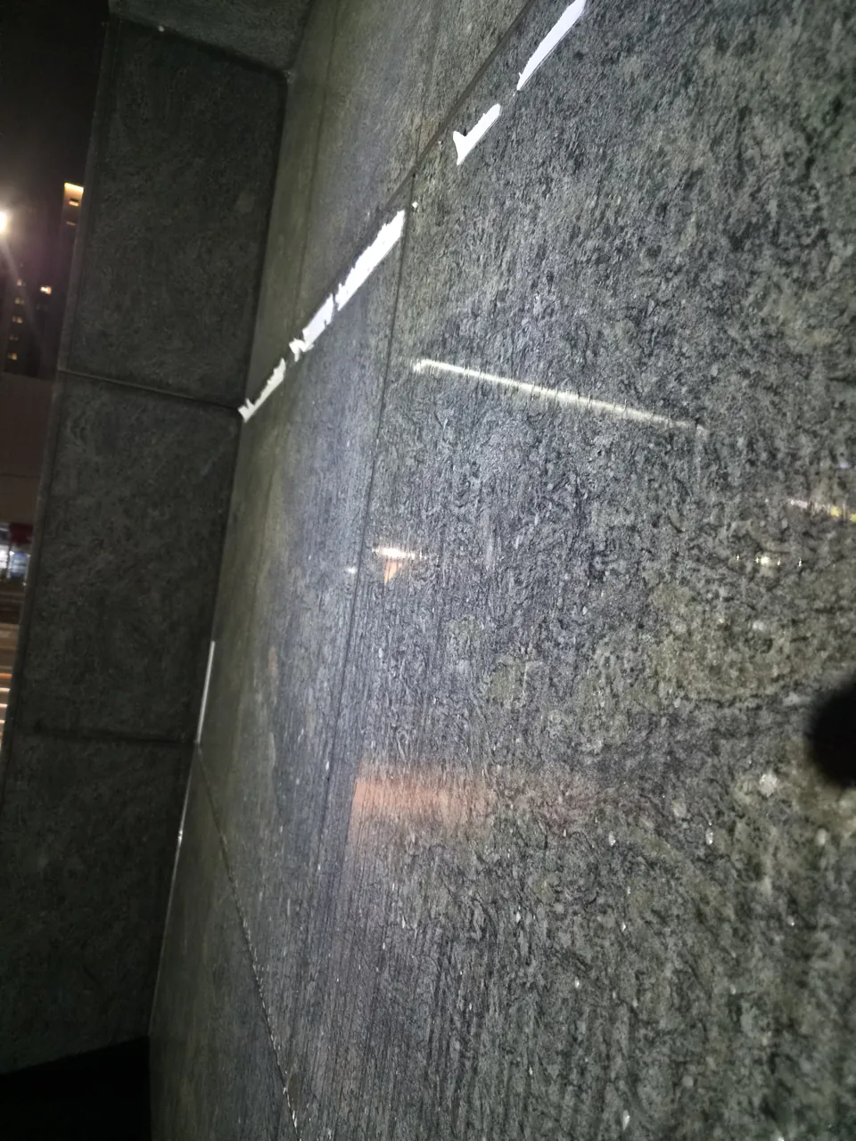 외벽 양면테이프·접착제 끈끈이 제거·세정 작업 중 | 서울 특수청소 올빼미청소