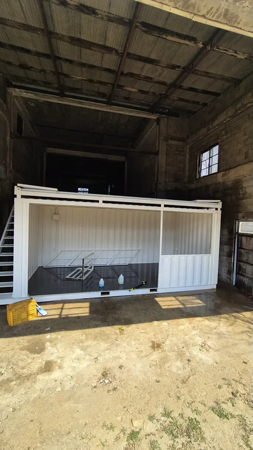 양평 세트장 방부목 데크 난간 벽면 세정 중