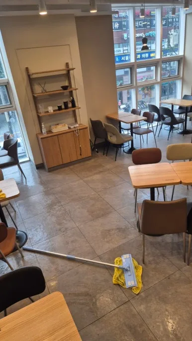 소화기분말 청소 후 카페 깨끗한 바닥