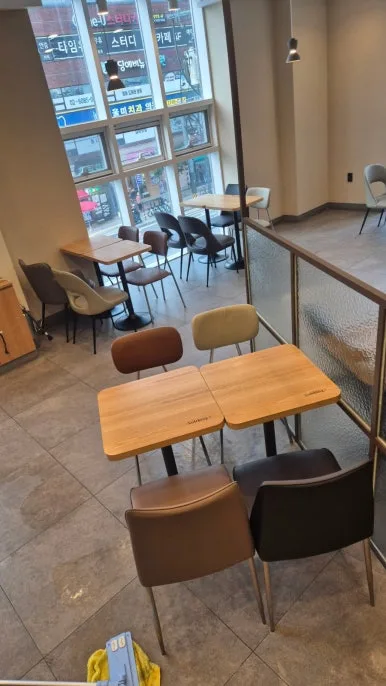 소화기분말 청소 후 카페 2층 좌석 깨끗