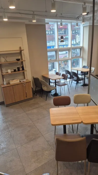 소화기분말 청소 후 카페 테이블 깨끗