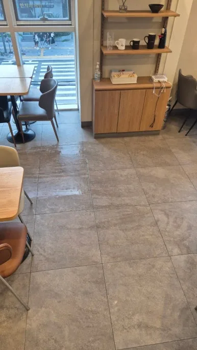 소화기분말 청소 후 카페 창가 좌석 깨끗