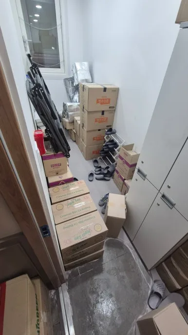 카페 창고·주방 소화기 분말 오염 — 분말이 선반·집기에 내려앉은 작업 전