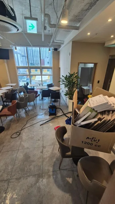 소화기분말 카페 바닥 세정 작업 중 분말 오염