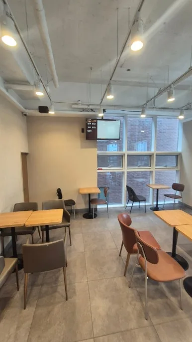 카페 홀 소화기 분말 세정 중 — 바닥 분말을 HEPA 진공으로 빨아들이는 단계