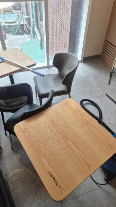 카페 테이블 소화기 분말 세정 — 상판·다리 분말을 닦아내는 작업 중