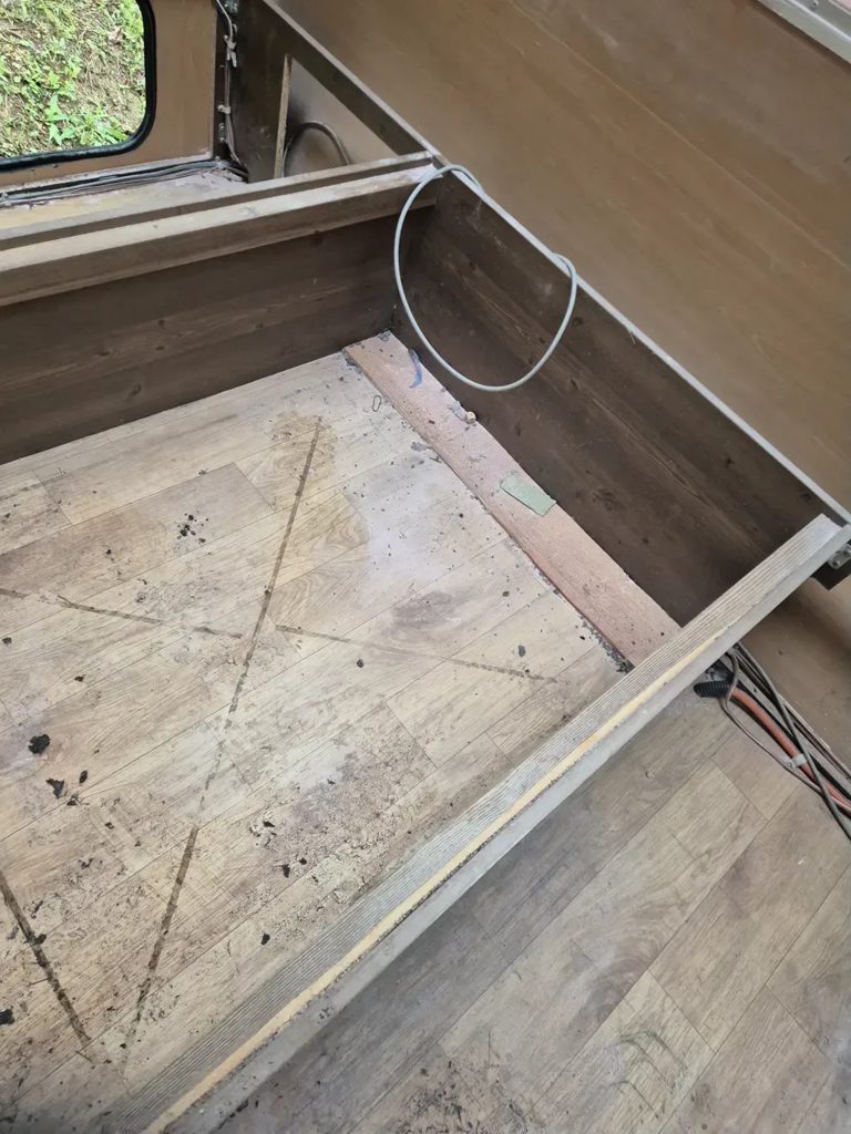 캠핑카 침대·벽면 소화기 분말 — 벽과 매트 주변에 내려앉은 분말 작업 전