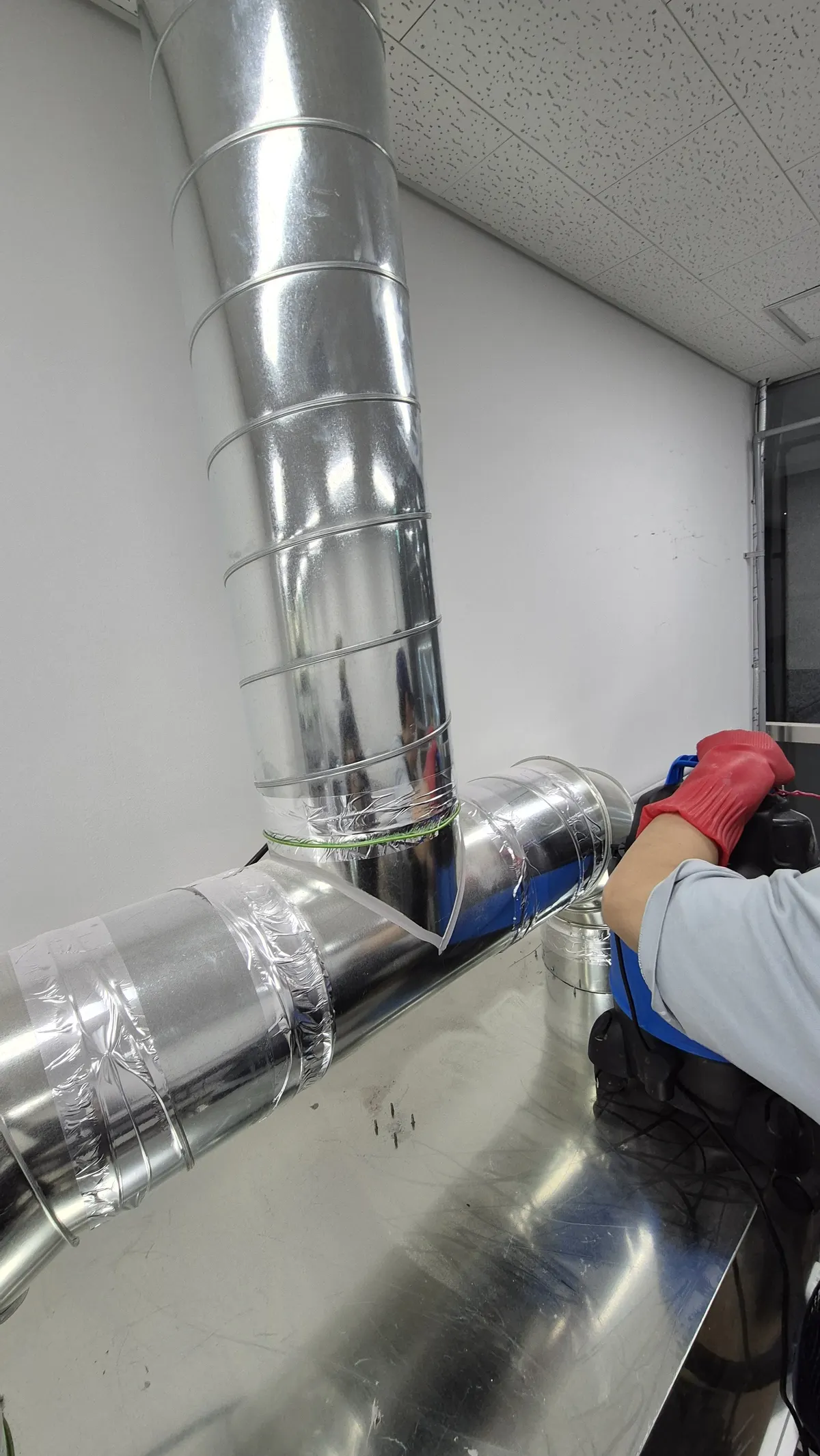 소화기분말 주방 덕트 세정 작업 중