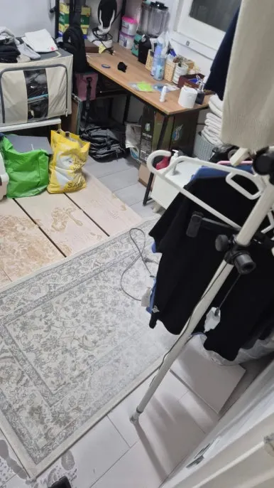 주거 실내 소화기 분말 청소 작업 중 — 장비로 바닥·집기 분말을 걷어내는 작업
