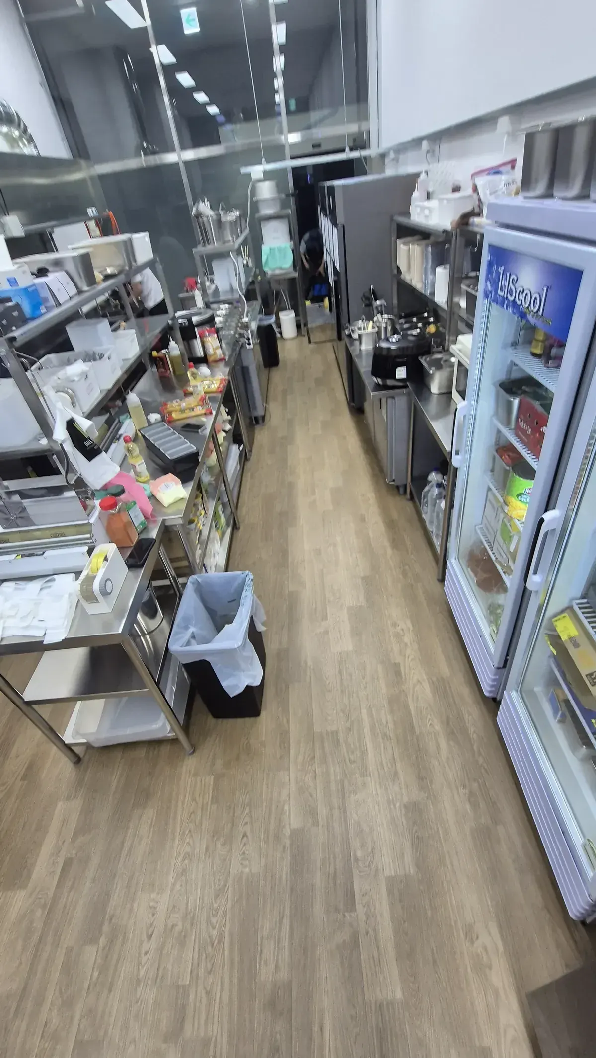 소화기분말 청소 후 음식점 주방 복도 깨끗