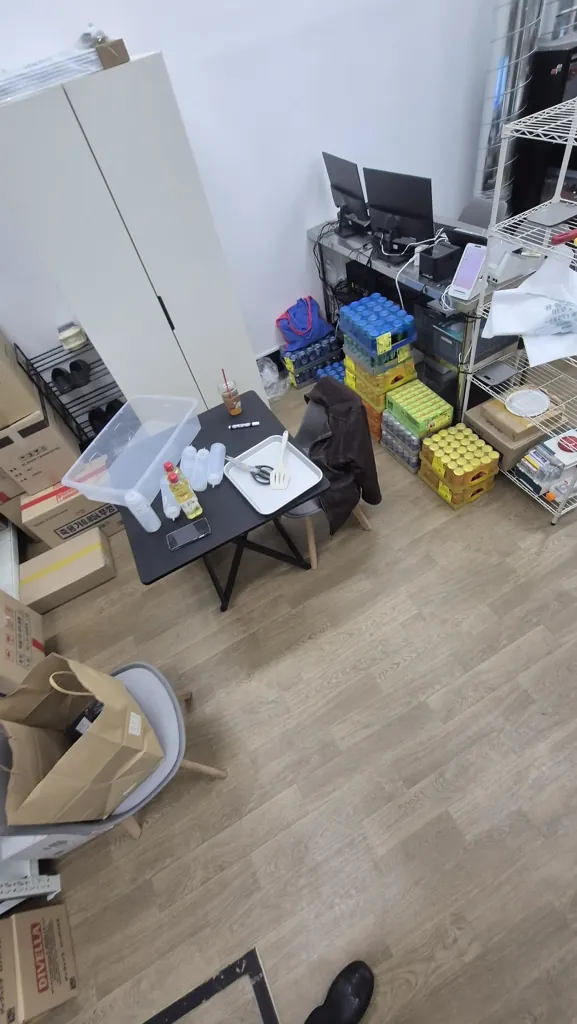 주방 보관 구역 소화기 분말 청소 후 — 선반 분말 제거하고 정리한 상태