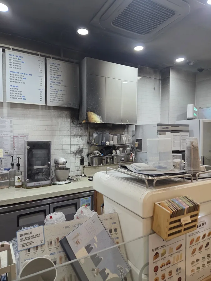 카페 HIO COFFEE 주방 화재 후 벽면 수납장 그을음 작업 전