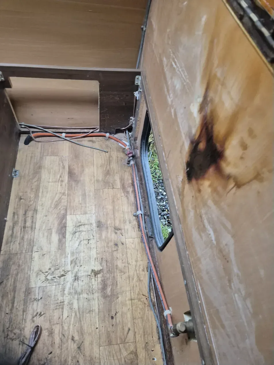 남양주 카라반 화재청소 바닥 그을음 소화기분말 오염 작업전