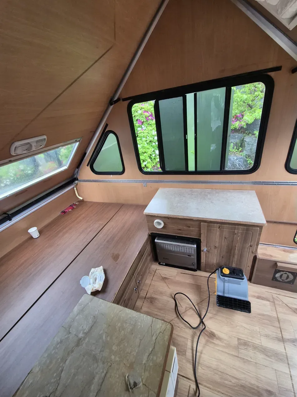 남양주 카라반 화재청소 배관 부위 그을음 흔적 벽면