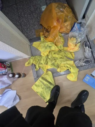 화재청소 현장 작업 중 걸레 장비 현관