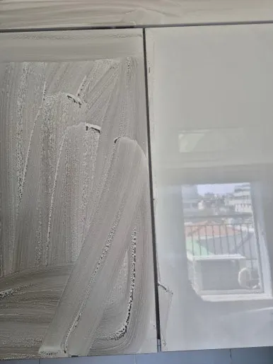 화재청소 벽면 패널 세정제 도포 그을음 제거 작업 중