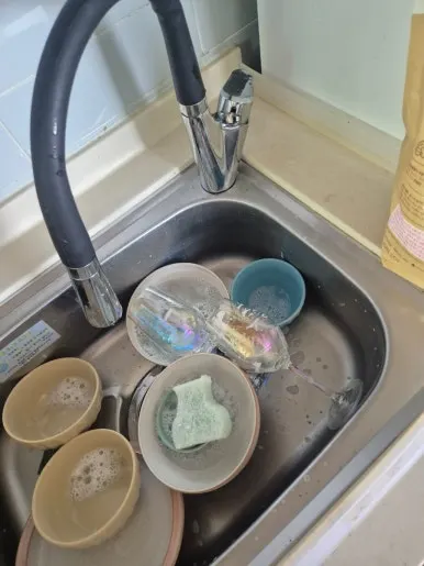 화재청소 싱크대 그릇 세정 작업 중