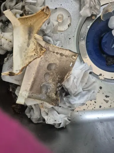 화재청소 싱크대 필터 그을음 오염 제거 작업 중