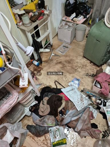 스프링클러 작동 후 실내 수해 — 살수로 집기·바닥이 젖고 어수선한 작업 전