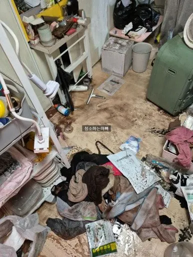 스프링클러 작동 후 실내 수해 — 살수로 집기·바닥이 젖고 어수선한 작업 전
