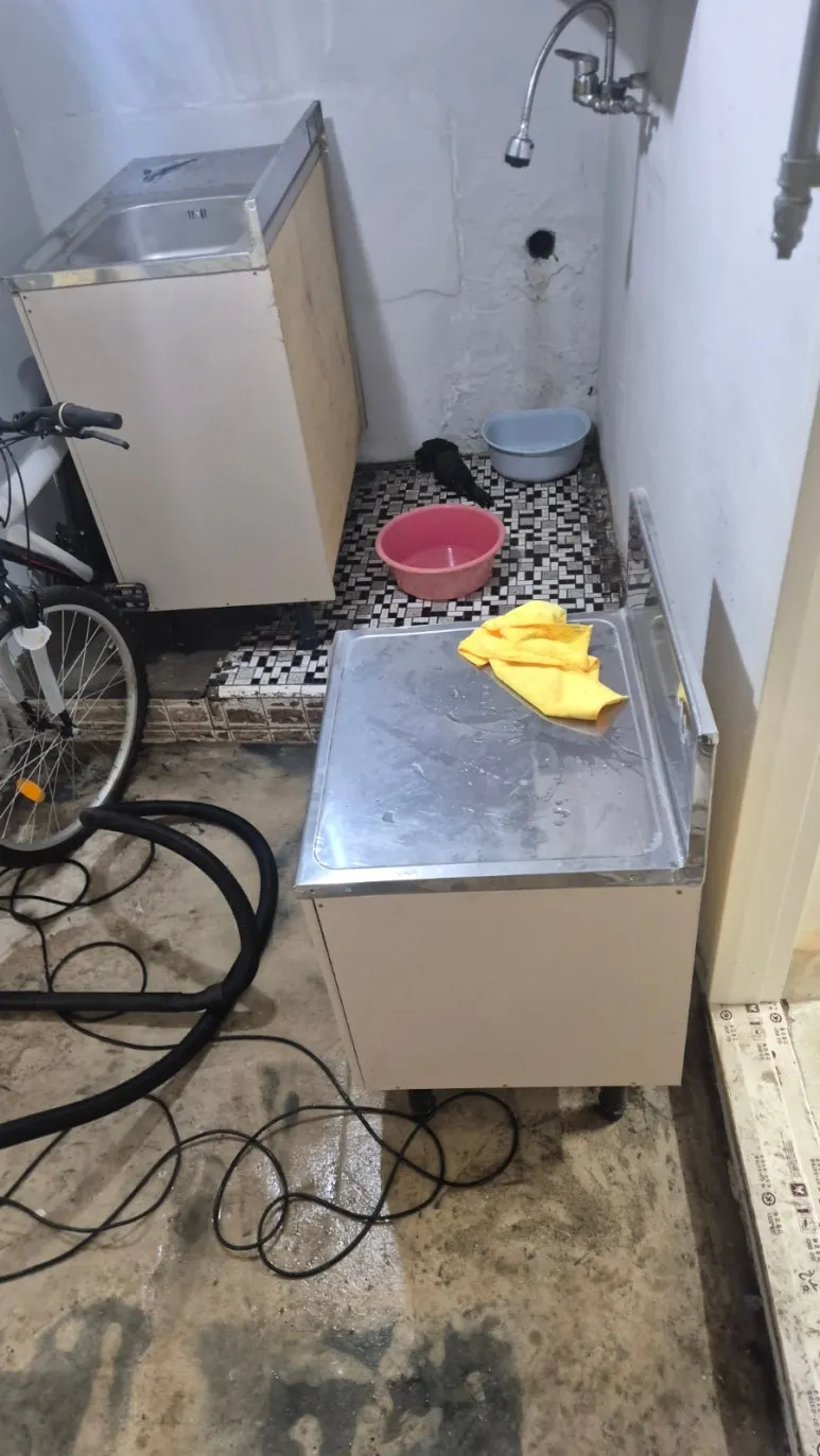 침수 현장 배수 호스 투입