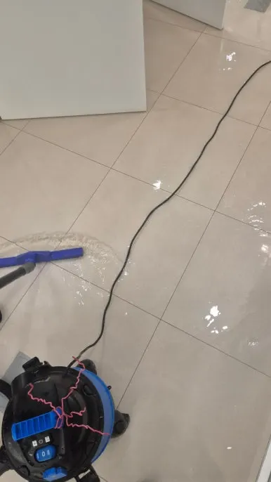 의원 침수 바닥 물 고인 상태