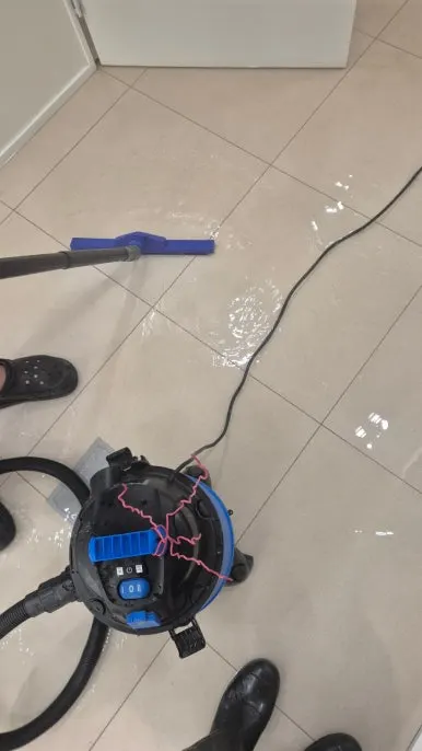 침수 바닥 청소 전