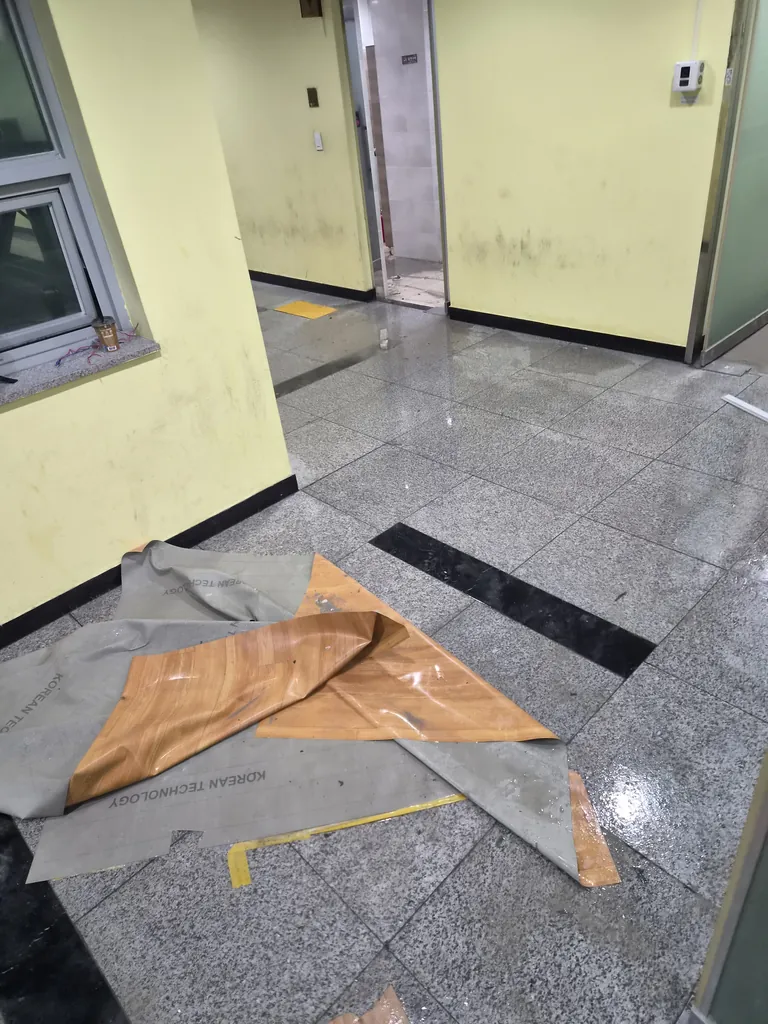 의약품 보관 상가 침수 — 바닥에 고인 물을 장비로 제거하는 작업 | 광진구 24시 청소업체