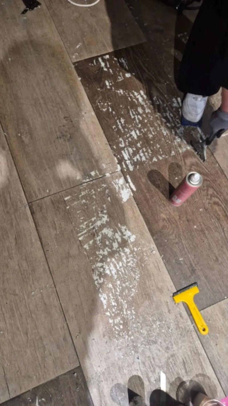 바닥 접착제 잔여물