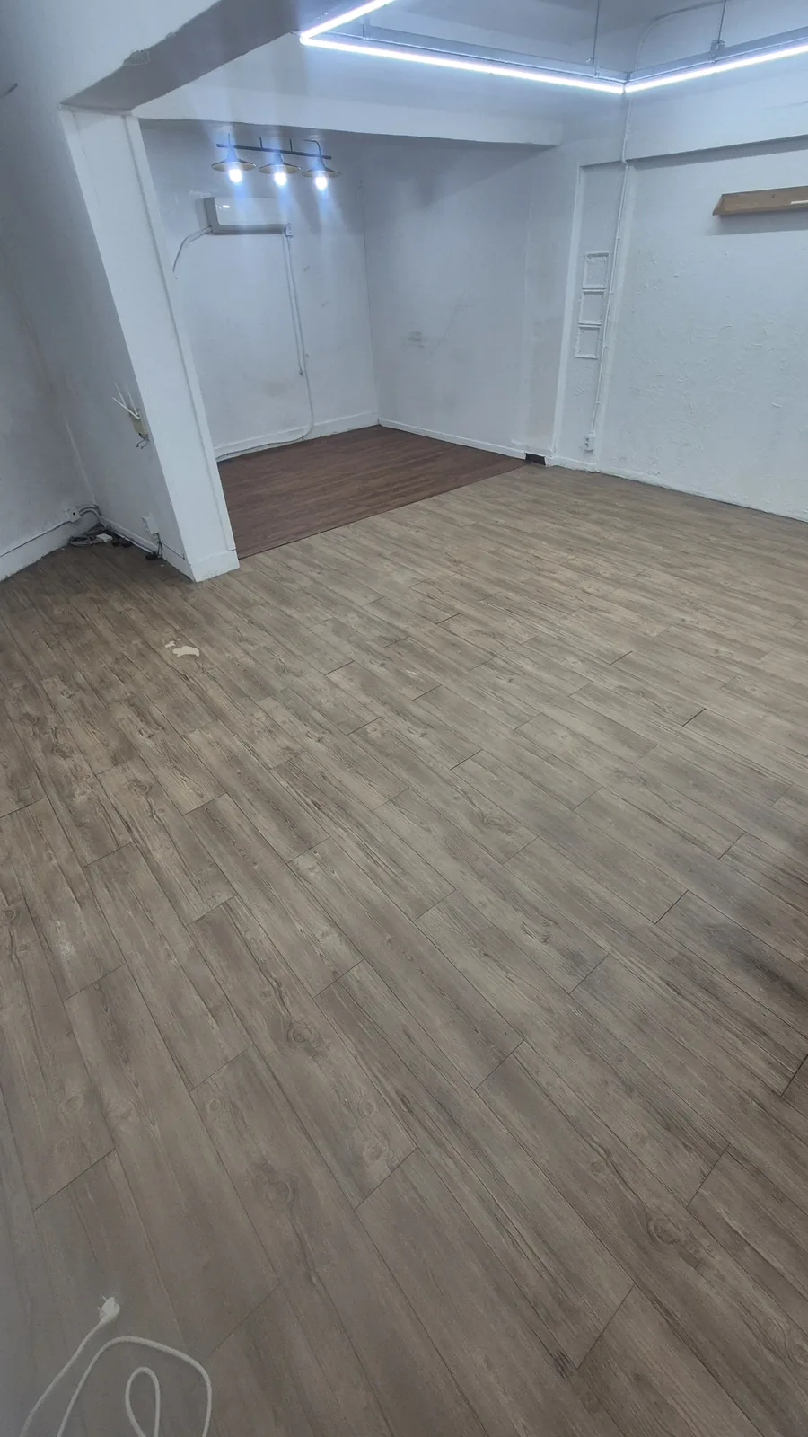 마루 제거 후 본드 제거 청소 후 1 — 안방 광각. 검은 본드 잔여물이 모두 제거되고 새 마루 공사 가능한 평활한 바닥 상태로 복원