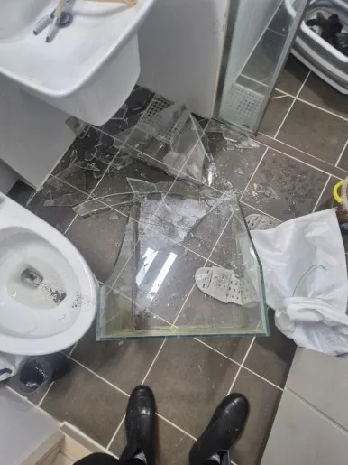 안양 아파트 화장실 깨진 어항 유리 파편