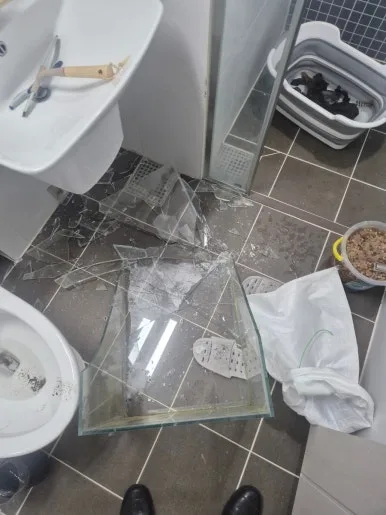 안양 어항 깨진 유리 파편