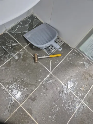 안양 어항 유리 파편 수거 작업 중